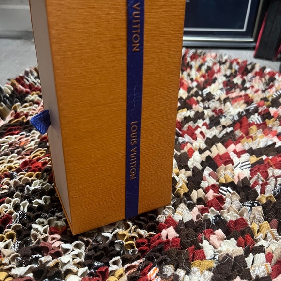 LV Gift Wrapped Box - Picture 4 of 6